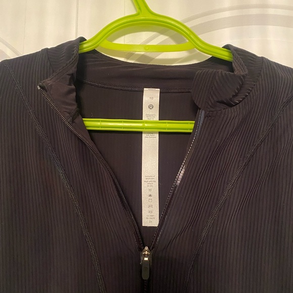 SOLD Lulu cropped reflective long sleeve - Picture 3 of 5